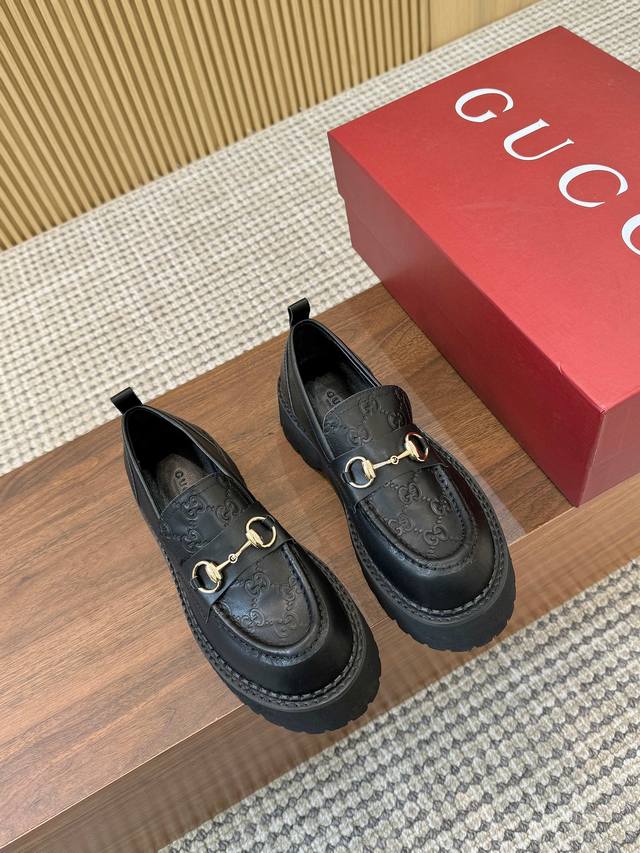 Gucc*Ss24新款压花款乐福鞋 短靴 扣子款 [ ] 原版套楦 顶级品质 材质 鞋面：进口牛皮和廘皮 垫脚：进口羊皮里 大底：原版开模定制 码数：35-42