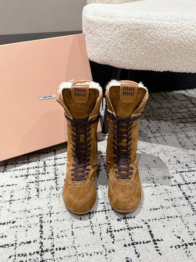缪繆 25 秋冬 绑带羊毛里休闲靴骑士靴毛毛靴 出现在各大时装杂志封面 各路明星、小红书博主同款，上脚尤为惊艳到你的一款，闭眼入都是不会后悔 搭配还是可咸可甜，