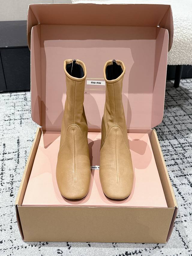 莞产代购级 Miumiu 缪缪 25 Wf秋冬新品 弹力 短靴 这款弹力靴以矛盾美学重构靴履表达 将少女的灵动与复古熔铸独特风格符号 成为跨季穿搭的标志性单品！