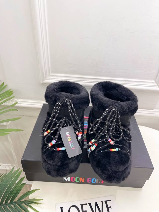 Moon Boot 月亮靴2025秋冬爆款雪地靴系列 这款丑萌滑雪鞋今年非常爆，色彩搭配非常时尚 超酷个性非常强！潮派炸街！各大网红明星同款！冬季滑雪必备爆款