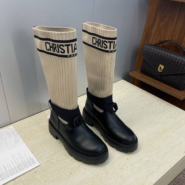 工厂p价p Dior 迪奥 Cd 2025秋冬新款高定海报款D-Major电绣拼色字母Logo圆头弹力毛线中筒女长靴 明星同款低跟一脚蹬骑士军靴 材质：鞋面进口