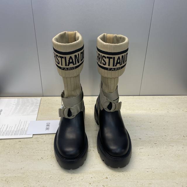 工厂p价p Dior 迪奥 Cd 2025秋冬新款高定海报款D-Major电绣拼色字母Logo圆头弹力毛线筒女短靴 明星同款低跟一脚蹬骑士军靴 材质：鞋面进口小