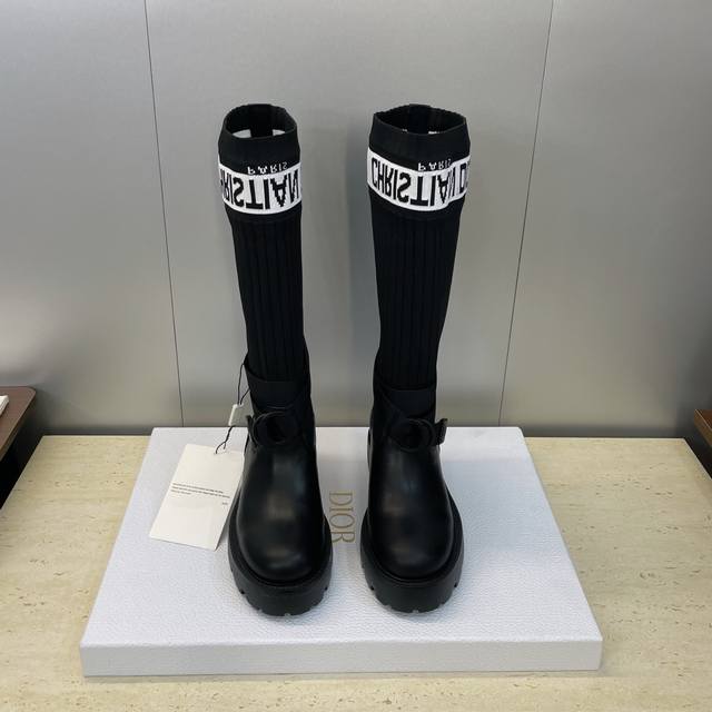 工厂p价p Dior 迪奥 Cd 2025秋冬新款高定海报款D-Major电绣拼色字母Logo圆头弹力毛线中筒女靴 明星同款低跟一脚蹬骑士军靴 材质：鞋面进口小