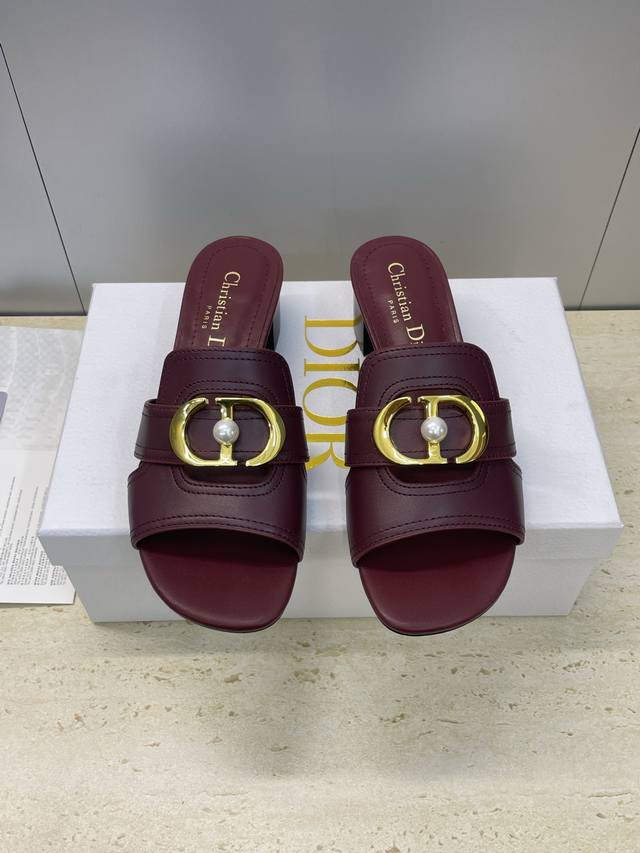 工厂p价p 迪奥 Dior 2026春夏新款 D-Club果冻色镂空交叉带粗跟珍珠女鞋 Cd字母Logo五金扣平底圆头露趾凉拖鞋 材质:鞋面进口小牛皮+水染牛皮