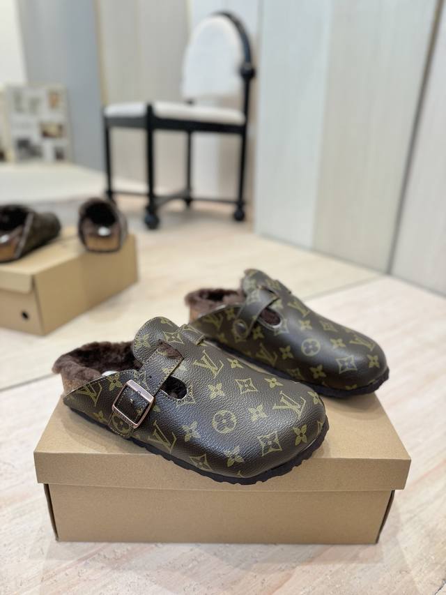 出厂价pp：女 男 顶级版本 Louis Vuitton × Birkenstock联名合作款Boston包头软底拖鞋Lv 勃肯穆勒拖鞋 万年经典勃肯软底拖鞋强