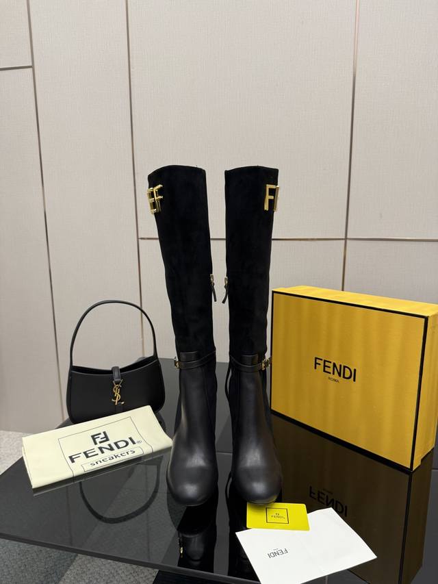 Fendi 芬 迪 Delfina 皮革高跟长靴 圆头皮革Delfina长靴，靴管采用Ff鞋跟饰有镂刻细节和金色金属Ff图案，系带开合精简利落，脚围柔软精巧五金