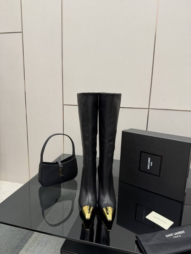 Ysl 圣罗兰Ss 尖头长靴 高跟新品 走秀款短靴 全新春夏系列后带方扣高跟凉鞋 ！ 尖头高跟拖鞋淡淡的夏日里怎么少得了一双仙女鞋 各种小裙子搭配起来 完全不挑