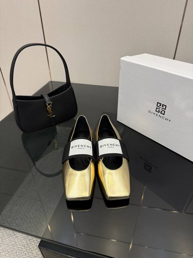 Givenchy 纪梵希25Wf新品字母弹力带 方头平底玛丽珍鞋 回溯高级定制本源 重塑日常优雅范式。 将品牌的手工技艺与现代女性力量 感相融 让经典鞋型焕发新