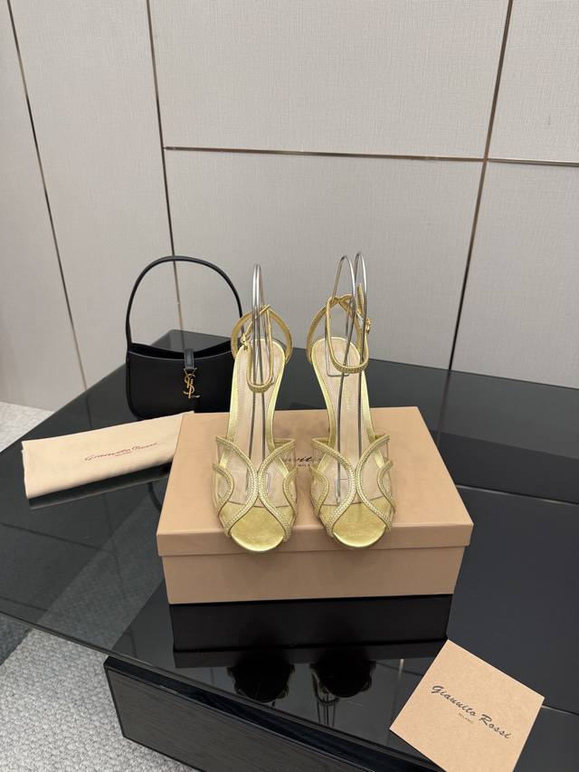 Gianvito Rossi 2025 新款凉鞋 顶级版本！ 代购品质！ 施华洛奇水钻圆头高跟拖鞋，宛如从童话中走来的仙履。施华洛奇水钻璀璨耀眼，如同繁星点点镶