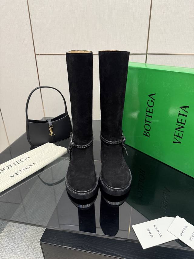 Bottega Venet* 对标对版 五金原版一致 请对比官图 Bv一脚蹬 骑士靴 五金对版 一致 选用西班牙进口小牛皮 可市场对比 孟加拉 水染 牛里皮 原