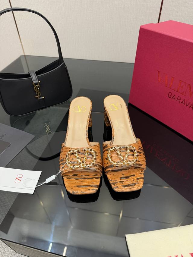 高版本Valentino 华伦天奴水晶粗跟半拖 高跟 凉鞋 绝美的质感 非常好搭配，任何季节可穿 华伦天奴此系列演绎全新时尚魅力 延续超高跟设计，深得海外知名博