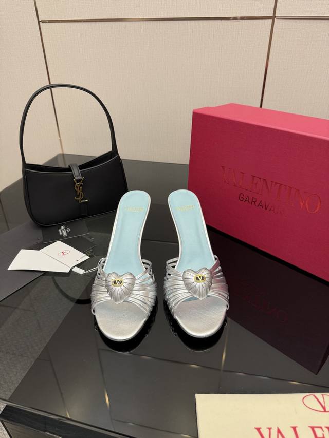 Valentino 华伦天奴 2025最火爆新品 新款凉鞋也太好穿啦... 最新Logo饰扣 与性感尖头完美结合简直是夏天时髦巅峰原版复刻 鞋面：牛皮 垫脚：羊