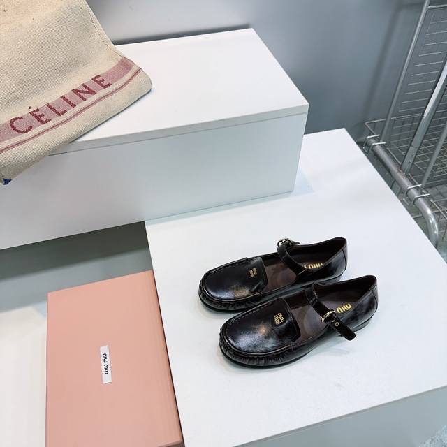 高品质出厂 ！顶级品质Miumiu 缪缪26早春新品玛丽珍芭蕾舞跳舞鞋平底简易扣带单鞋奶奶鞋！ 满满的少女心，款式设计可爱优雅不乏美艳色彩，简简单单又藏着小心机