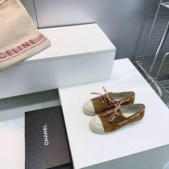 高品质出厂 ！顶级品质Chanel 香奈儿26春夏新品中古复古双拼色麂皮乐福鞋 链条双C扣平底休闲鞋板鞋！ 鞋子侧边装饰有皮穿链和小Logo坠饰，在在透露着精致