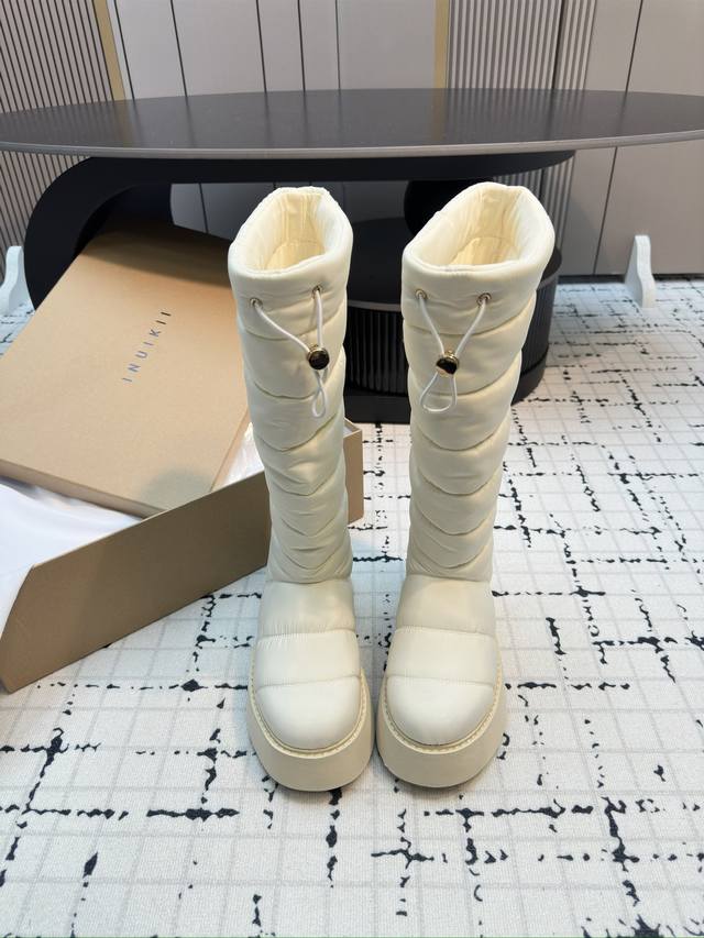 Inuikii雪地靴，鞋面采用进口防水、光泽细腻，柔软的面料不仅增加舒适度且兼具保暖效果！ 鞋面：采用原版防水加厚羽绒 大底：进口防滑耐磨橡胶大底 码数：35