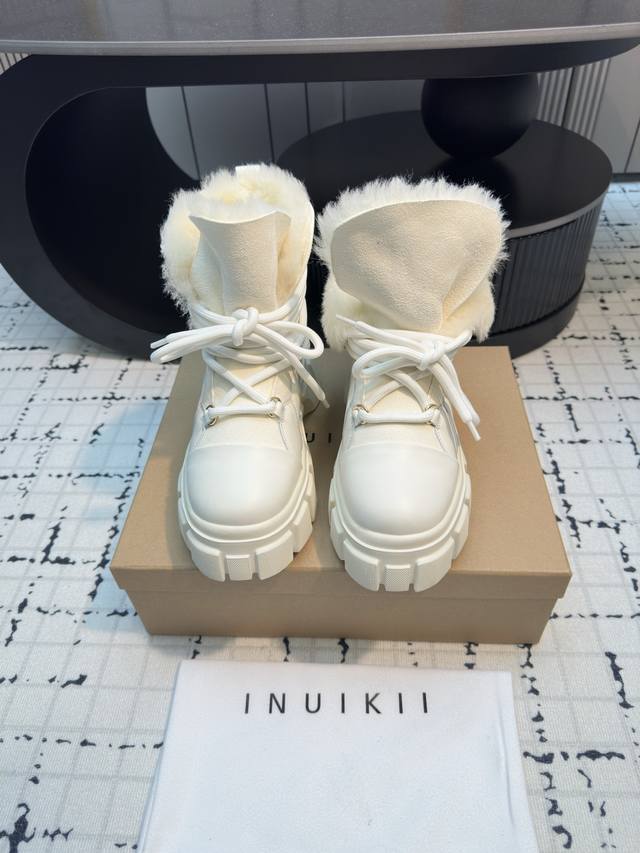 Inuikii雪地靴，鞋面采用牛皮毛一体上脚超级舒适且兼具保暖效果！ 鞋面：采用原版进口牛皮 内里: 真羊毛内里 垫脚：真羊毛 大底：进口防滑耐磨橡胶大底 码数