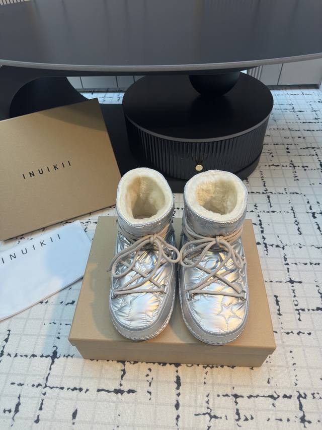 Inuikii 来自瑞士的寒冷之美 Inuikii皮毛一体防滑增高雪地靴 北欧爆单品，Ins博主疯狂大秀 全鞋采用进口牛皮 结合羊皮毛一体材质 纯手工制作皮毛一