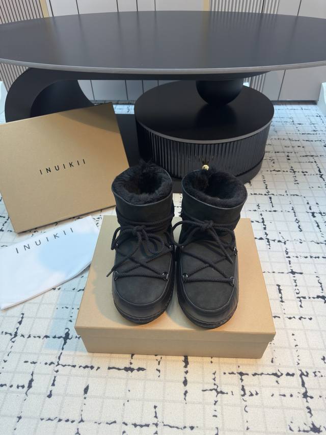 Inuikii 来自瑞士的寒冷之美 Inuikii皮毛一体防滑增高雪地靴 北欧爆单品，Ins博主疯狂大秀 全鞋采用进口牛皮 结合羊皮毛一体材质 纯手工制作皮毛一