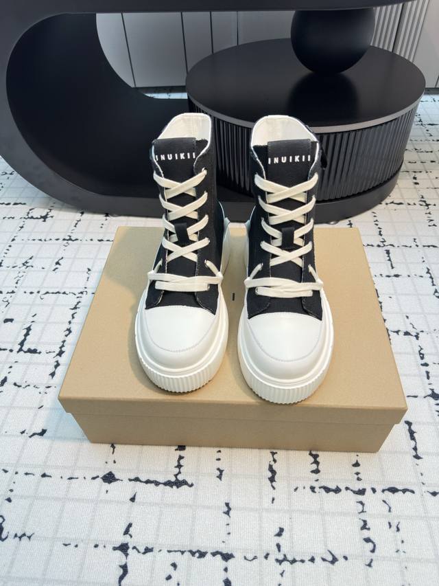 Inuikii新款高帮饼干鞋！主打好看 ，标志性解构化廓形，鞋身以简约立体线条，鞋面覆盖透气帆布面料，注入上层柔 软提升脚感，采用廓形橡胶厚底，穿着显瘦显腿长，