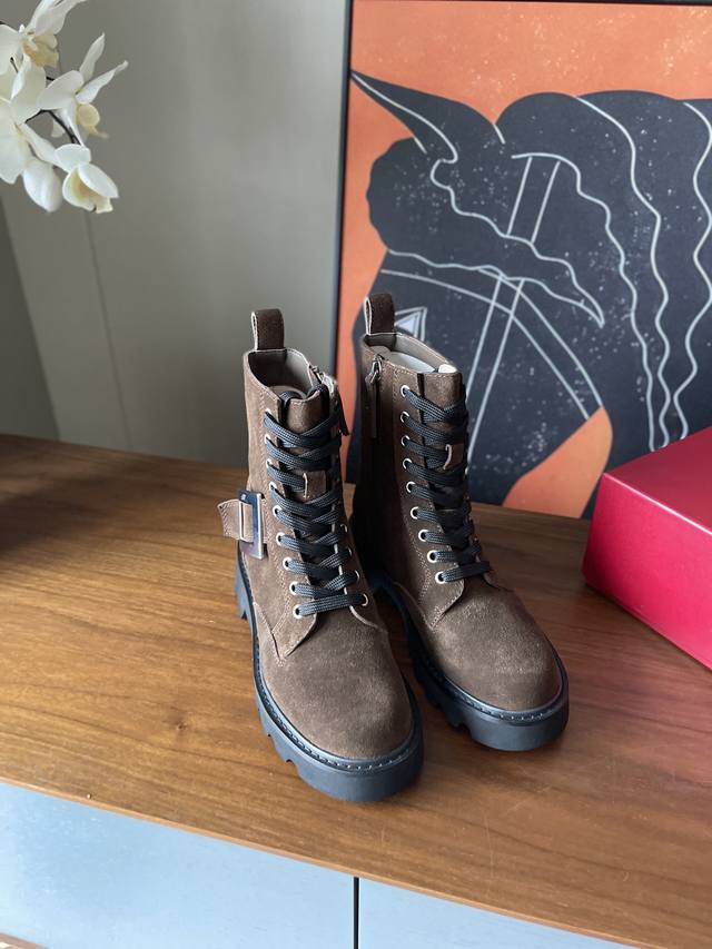 Roger Vivier 25秋季新款Rv女靴Viv Rangers方扣切尔西靴！贸易公司订单！顶配的质感＋经典的鞋型，敢保证会是你日常一直想要穿的靴子，鞋柜常