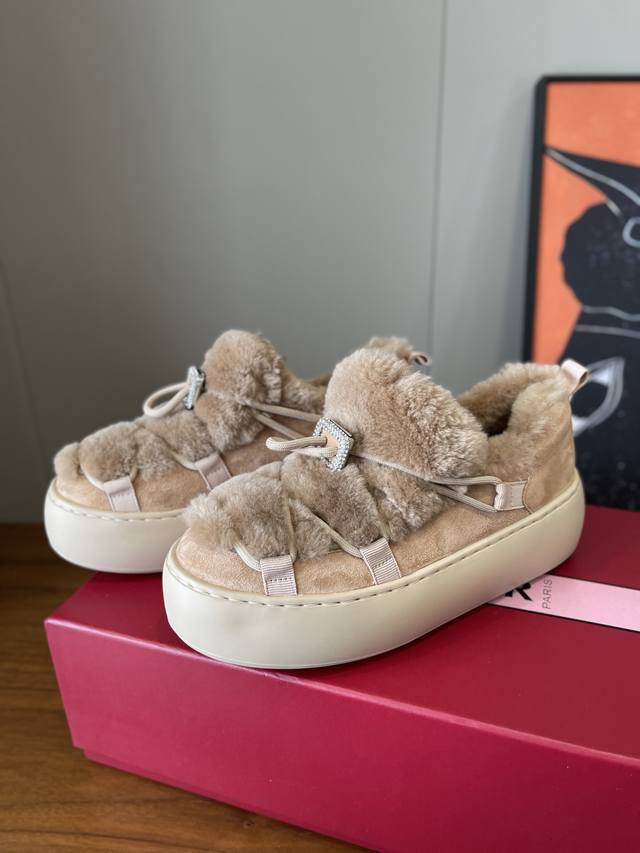 Rogervivien 25最新款Rv 羊毛款乐福鞋 毛毛鞋 设计轻便，脚感舒适，宛如走在瑜伽垫上，五厘米外底以轻质Eva材质制成，轻松为休闲装束增添维维亚风情