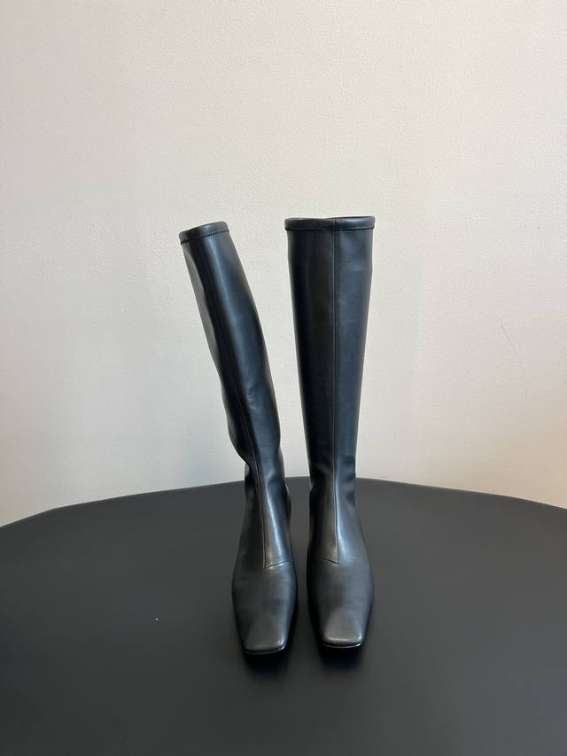 Jilsander 2025新款中跟方头水晶跟裸靴女靴 外观设计非常时尚和高级，方头设计既显得优雅又别具特色，水晶跟更是闪亮夺目熠熠生辉！这款靴子的材质也非常考