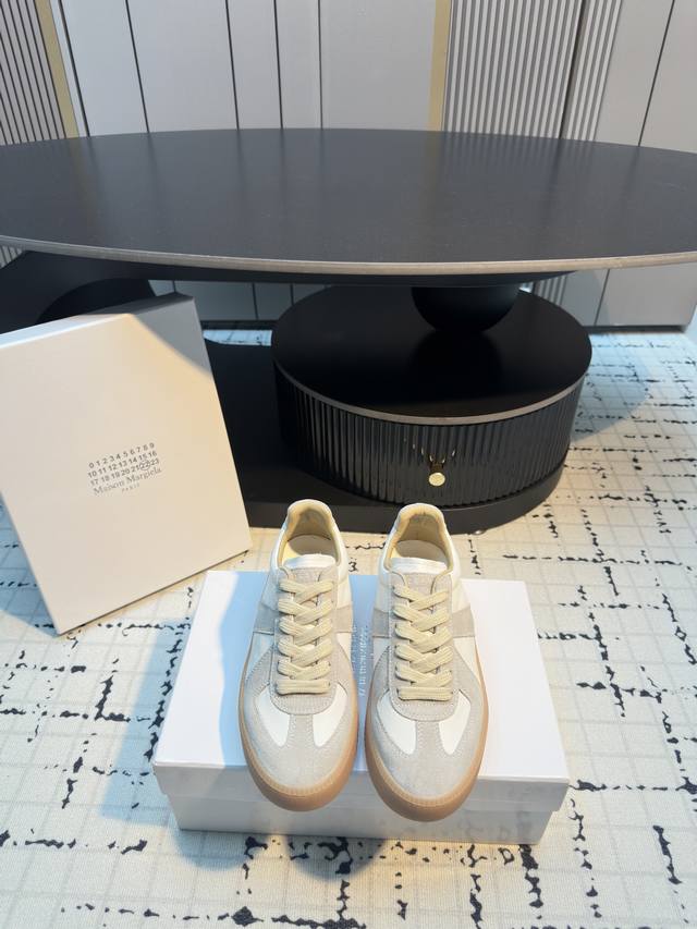 马吉拉全新拼接厚底德训鞋 马吉拉 厚底德训鞋来了～ “经典+升级”：保留德训鞋的复古质感～简约又有层次感～随便穿搭就可以很高级～ 5Cm自然厚底 不是笨重的增高