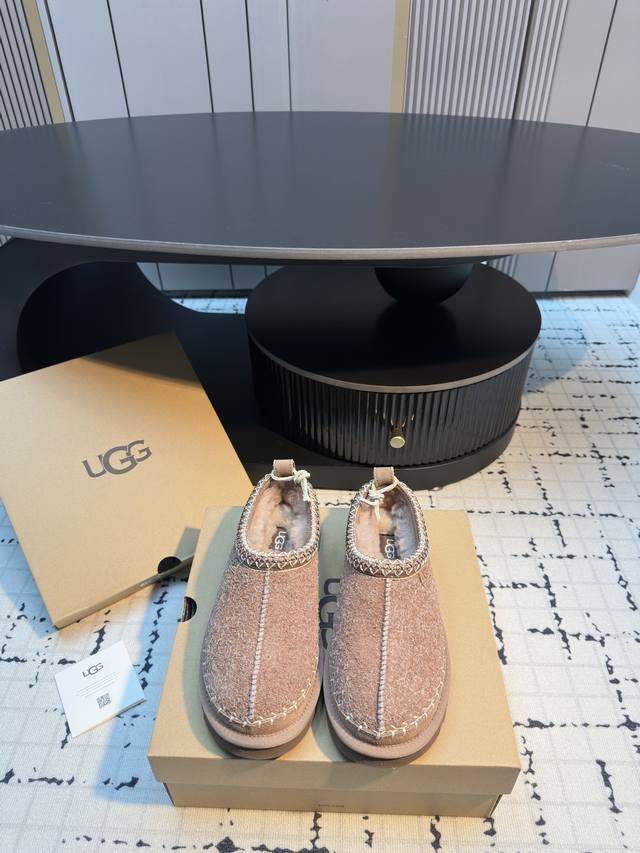 Ugg 厚底雪地靴剧透来了 忍不住要剧透一下，看到市场各种版本满天飞，独家定制对色开模的组合底马上就要出货了 这款Ugg厚底短款裸靴，正品并不是皮毛一体的，材料