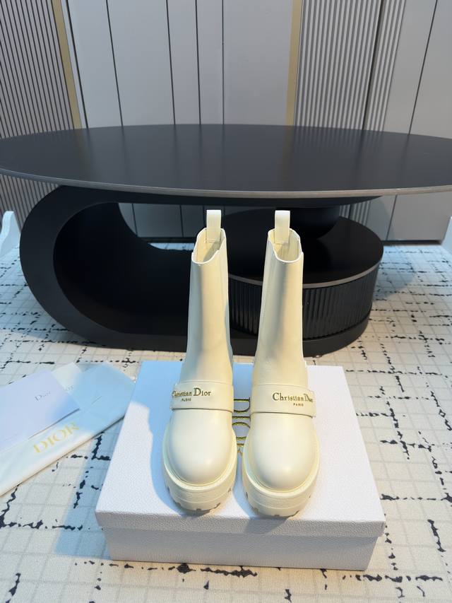 Dior 迪奥 25 2025秋冬新品 顶级版本 专柜主打新款D-Quest 字母扣切尔西及踝靴 硬货上新 Bs代购级别！高级感十足！国内外博主刷爆的一款，复古