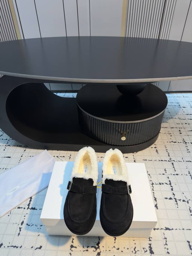 The Row 绒面革加绒乐福鞋 采用细腻的绒面革材质，鞋口饰有柔软的毛绒边，内里加绒，质感高级且保暖性佳。延续品牌极简主义风格，鞋型简约流畅，圆头设计复古优雅