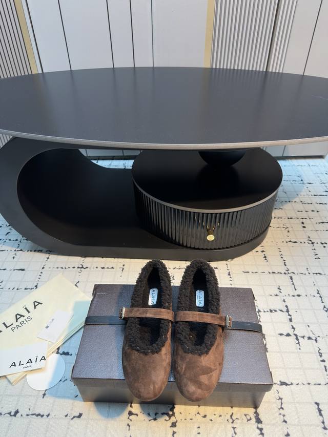 Alaia25Ss秋冬新款加绒勃肯风玛丽珍鞋 采用反绒面料搭配羊羔毛内里，保暖性强；一字扣带设计，金属扣具提升质感，兼具复古与精致感。圆头版型包容脚型，平底设计