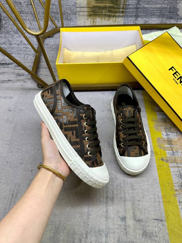 最新火爆款 Fendi Domino老花帆布鞋休闲运动鞋-全新必备款型！新款Domino帆布运动鞋成为深受喜爱的一款鞋履，对于想打造简约且具有Fendi特色造型