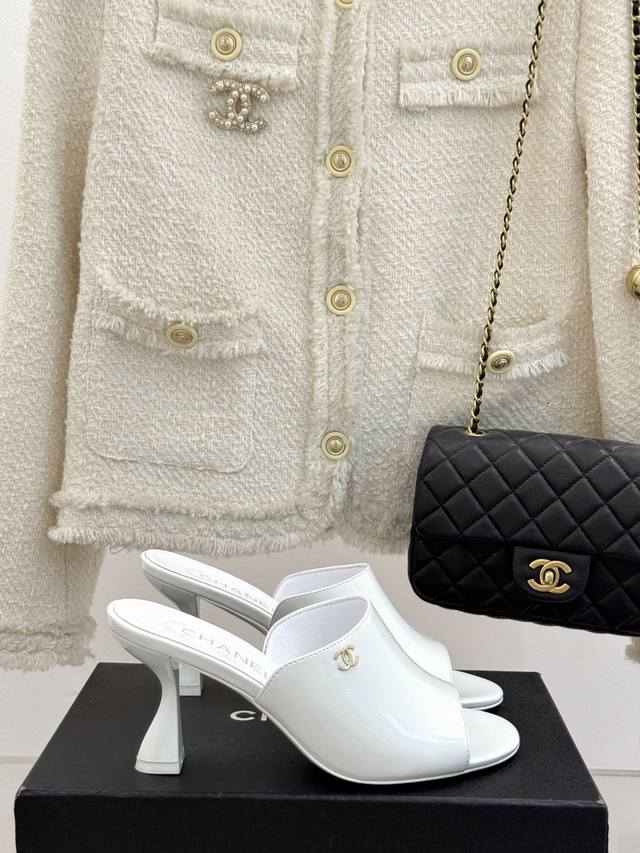 厂价 Chane* ｜小香25p春夏新品走秀款双C高跟拖鞋 走秀主推款这季太好看了 整体设计简约大气又耐看，鞋跟设计非常独特大胆，真让人爱不释手，不仅鞋型好看，