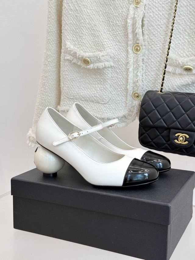 厂价 Chane*｜小香25A秋冬新品双C巨型珍珠跟 玛丽珍鞋 在米兰时尚的T台上 亮相便艳惊四座 成功晋升为潮流人士的梦中情靴 。 经典的双C标志与巨型珍珠跟