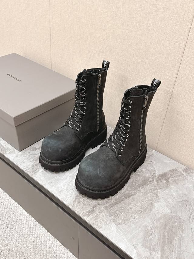 巴黎世家Balenciaga春夏秀款情侣大头皮鞋 巴家就一直在引领大鞋大靴的风潮：破坏帆布鞋面的Strike军靴，成为不少潮人Kol“人脚一双”的必备单品；类固