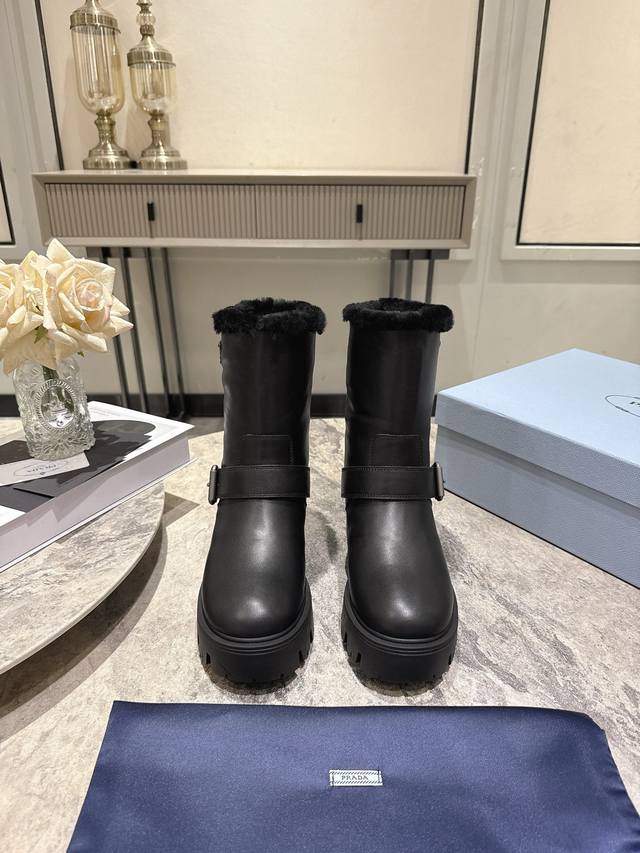 prada 普拉达 25Ss秋冬新款 经典三角标 一脚蹬 短靴 冬天买不到的系列，绝对是今年的大爆款！！贼好看！ prada靴子真的很哇塞！ 上脚大气显腿瘦气质