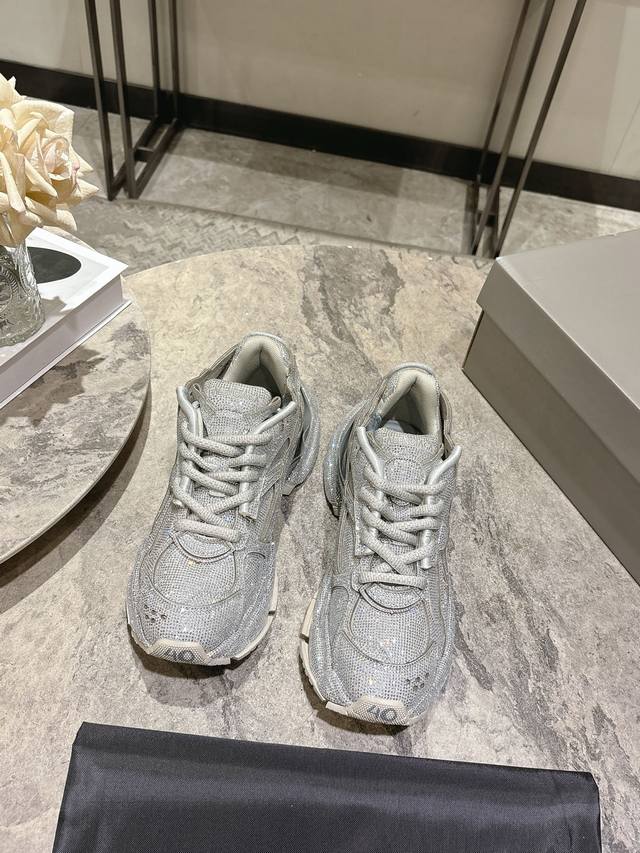 Balenciaga巴黎世家 2025 Runner 情侣款水钻休闲运动鞋 升级版来啦！ 水钻的点缀让运动风瞬间带上了华丽的气息。 做旧的处理不仅没有减分，反而