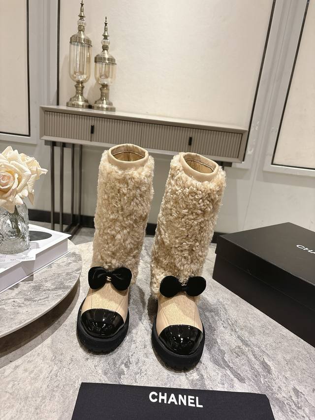 Chanel 小香 25秋冬新品 专柜经典走秀款 小香双C蝴蝶结拼色毛毛长靴 系列上新 Bs时尚圈的绝绝子 搭配将演绎着细致 极简 永不褪去的经典元素 展现与众