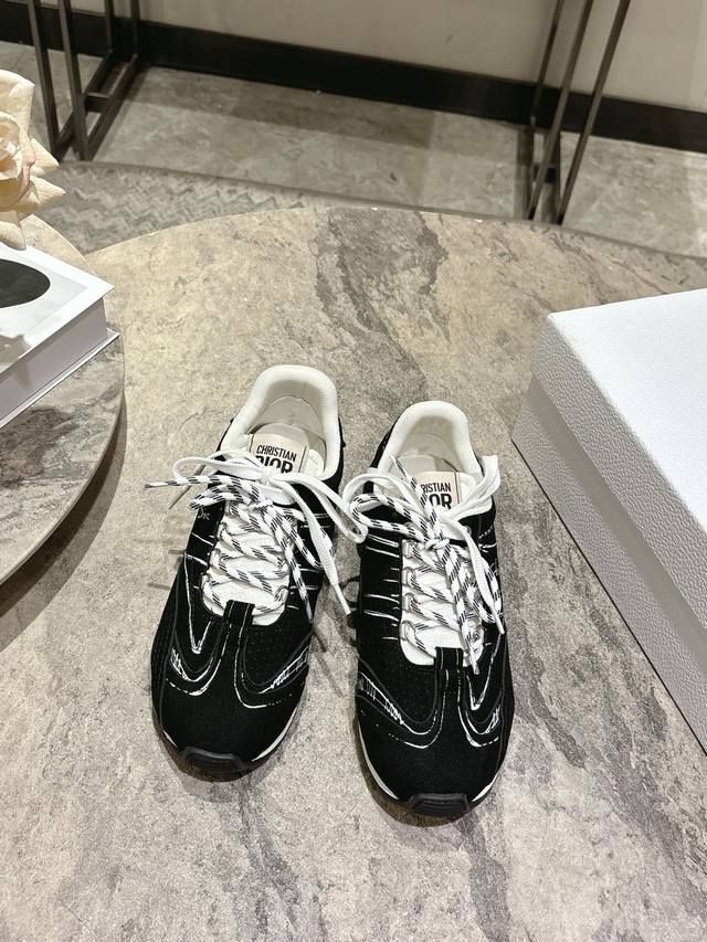 女款 Dior迪奥春夏走秀款涂鸦素描德训鞋 阿甘鞋 原版购入开发 25Ss春夏秀场出镜率最高的单品 这双鞋改变了之前印象中的阿甘鞋单一的设计风格 保留着原本的造