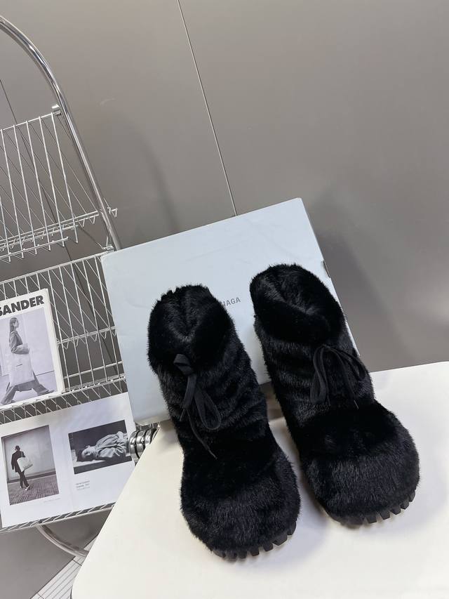 Balenciaga巴黎世家滑雪系列Skiwear最新款情侣阿拉斯加雪地靴 正品Rmb12520购入开发 完美复刻 设计师推出探索时尚界对于原创与挪用的概念、以