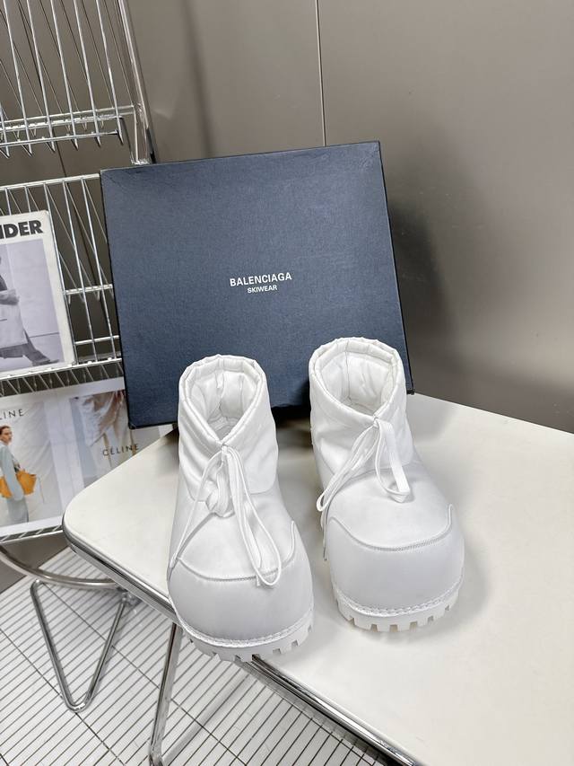 Balenciaga巴黎世家滑雪系列Skiwear最新款情侣阿拉斯加雪地靴 正品Rmb12 购入开发 完美复刻 设计师推出探索时尚界对于原创与挪用的概念、以全新