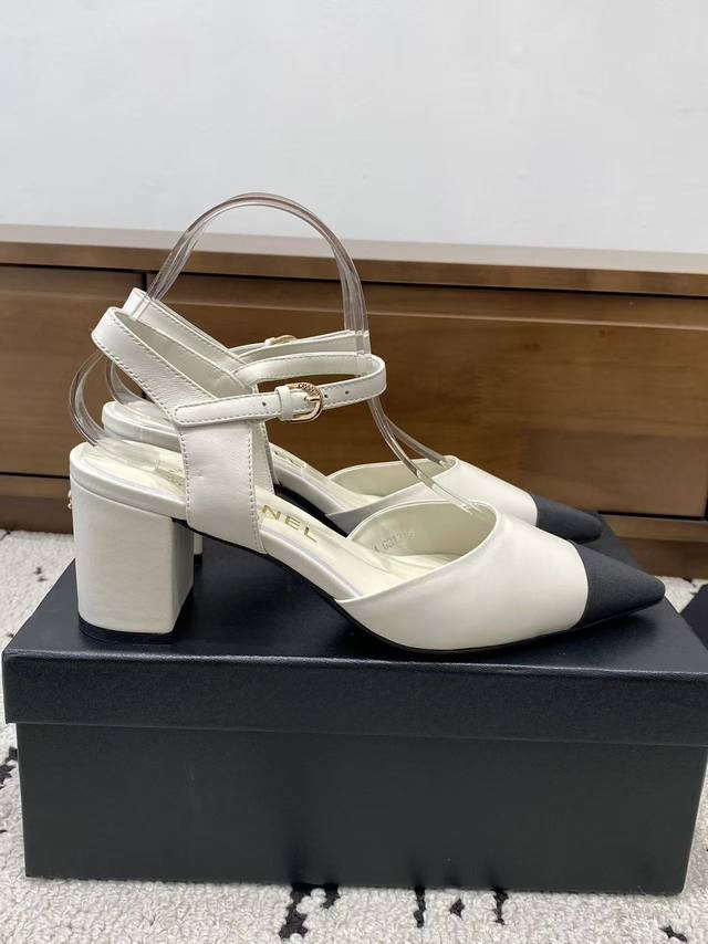 Chane*｜小香中古25C春秋 新品拼接尖头方跟后空单鞋 低调优雅 时髦的小尖头 非常修饰脚型 百搭款式 方跟走路友好！ 鞋面采用原版羊皮 内里垫脚均为羊皮