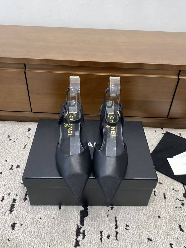 Chane*｜小香中古25C春秋 新品拼接尖头方跟后空单鞋 低调优雅 时髦的小尖头 非常修饰脚型 百搭款式 方跟走路友好！ 鞋面采用原版羊皮 内里垫脚均为羊皮