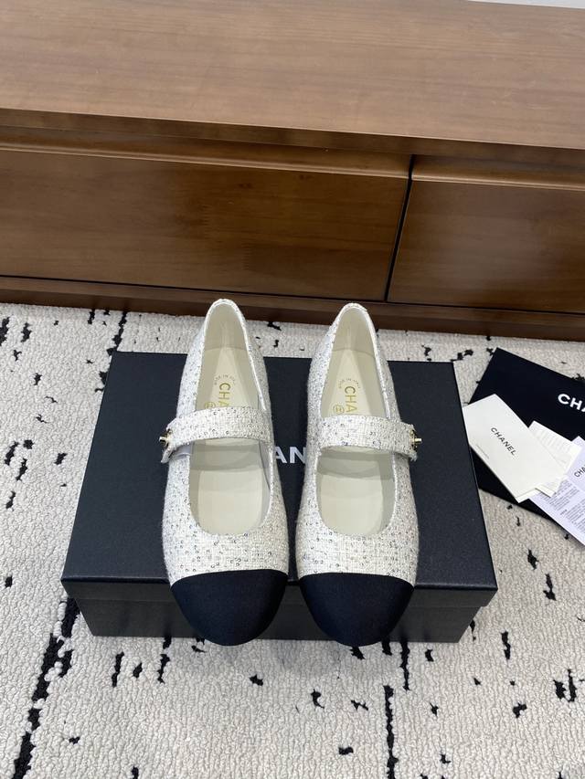 Chane*｜小香25C早秋新品 双C拼色玛丽珍鞋 对它一见钟情 不夸张哦～ 这大概就是小香的魅力 总是很懂女生 虽然看上去很冷但配上黑丝袜特有感觉 是今年的最