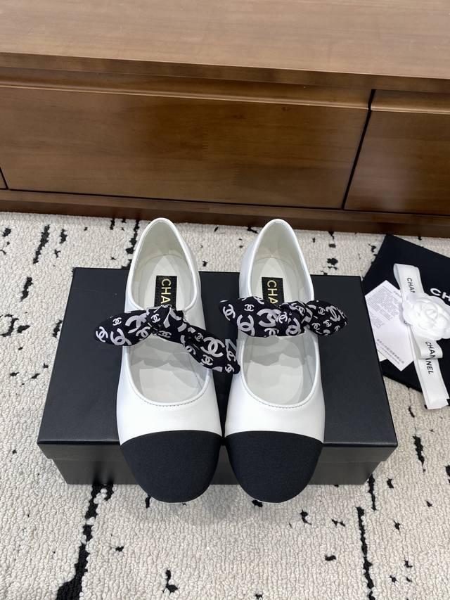 Chane*｜小香25C早秋新品 双C拼色蝴蝶结玛丽珍鞋 对它一见钟情 不夸张哦～ 这大概就是小香的魅力 总是很懂女生 虽然看上去很冷但配上黑丝袜特有感觉 是今