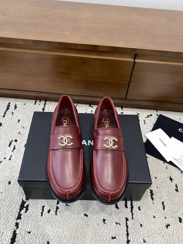 高版本 小香家单鞋Chane*｜，大爆款！小香2025官网香奈儿夏季单鞋跳舞鞋系列新品乐福鞋满满的复古风 秀气的鞋型 看着就很讨喜，小圆头 衬托脚也变得瘦瘦的，