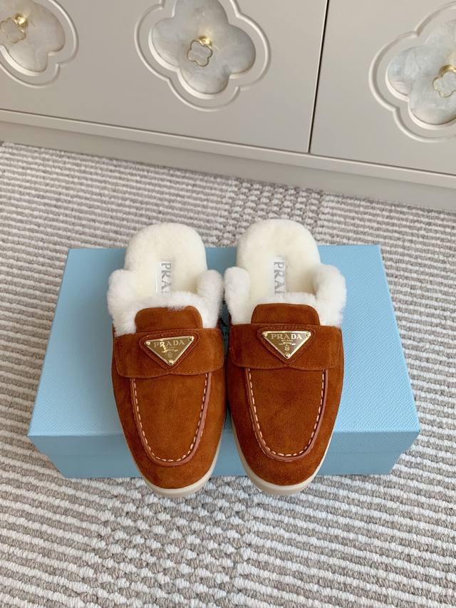 批拖鞋 乐福 情侣款 prada 普拉达 新品三角标秋冬厚底穆勒包头拖鞋 毛毛乐福鞋 材质与工艺： 进口羊京面 原版定制进口羊皮毛一体 170%真羊毛 保暖神器