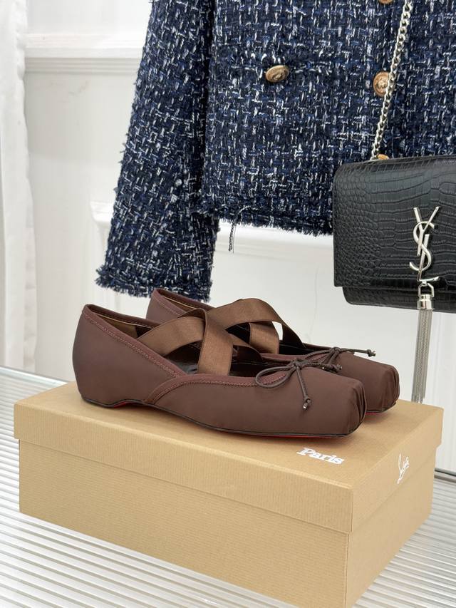 厂价 带钻400 Christinlouboutin Cl25Wf新品 水钻蝴蝶结猪鼻子交叉带芭蕾舞鞋 在时尚的舞台上Cl始终是璀璨的明星 而这款猪鼻子凉鞋 更