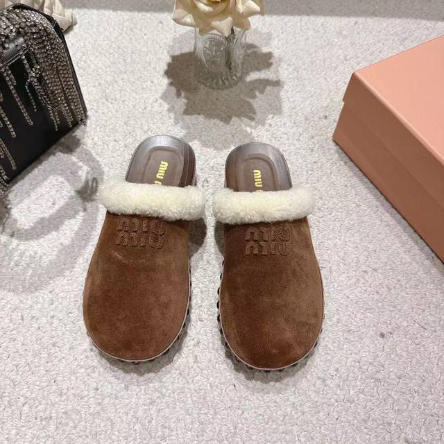 Miumiu棉鞋凉鞋2025秋冬新款鞋Miumiu秀场适当独一无二的擦色工艺工艺来自Miu Miu系列的细节特写 新季的潮流要素一此刻挚爱的概念，多元对撞，传达