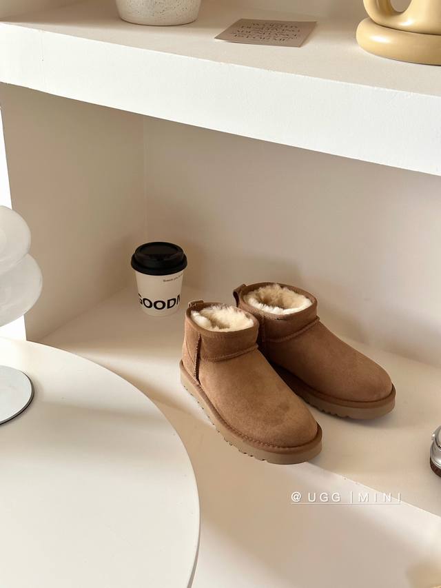 Ugg迷你 周冬雨同款 低筒显脚裸细简约鞋型难看又好穿 没有雪地靴一贯的臃肿！ 鞋底轻便防滑 Size：35-40 可配亲子款，童款，男款